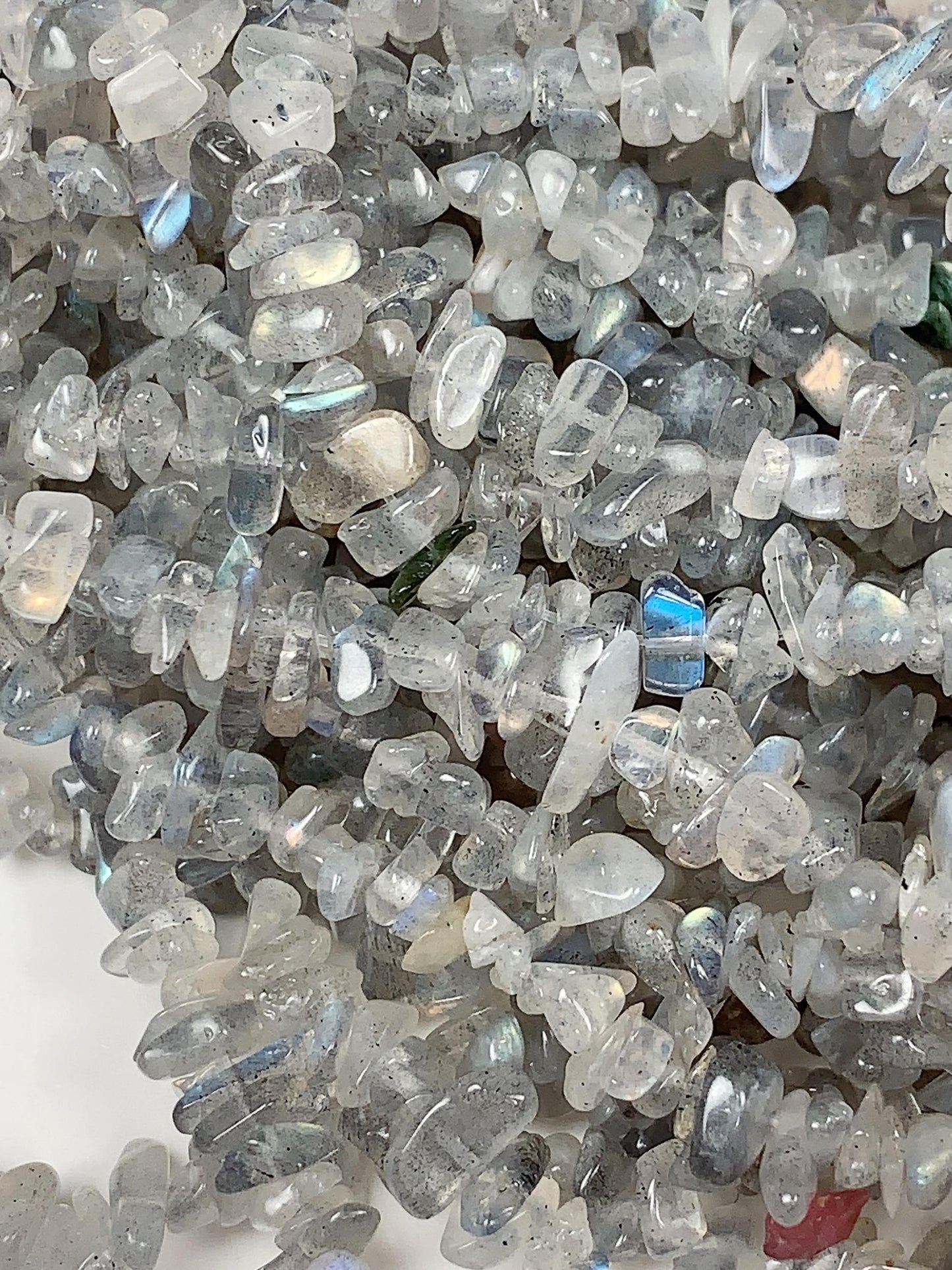 Labradorite Chip Beads: 32" Gray Blue Gemstone Nuggets (3-8mm)
