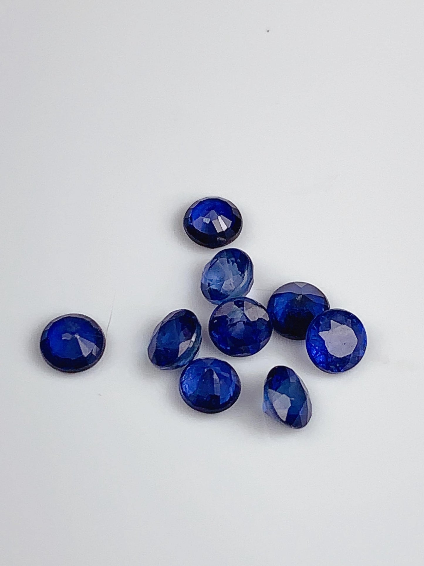 Natural Blue Sapphire Gemstone: Round Faceted Cut, Loose Gems (3-5mm)