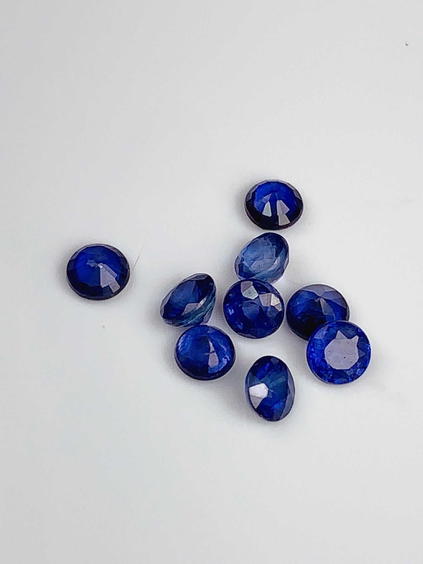 Natural Blue Sapphire Gemstone: Round Faceted Cut, Loose Gems (3-5mm)