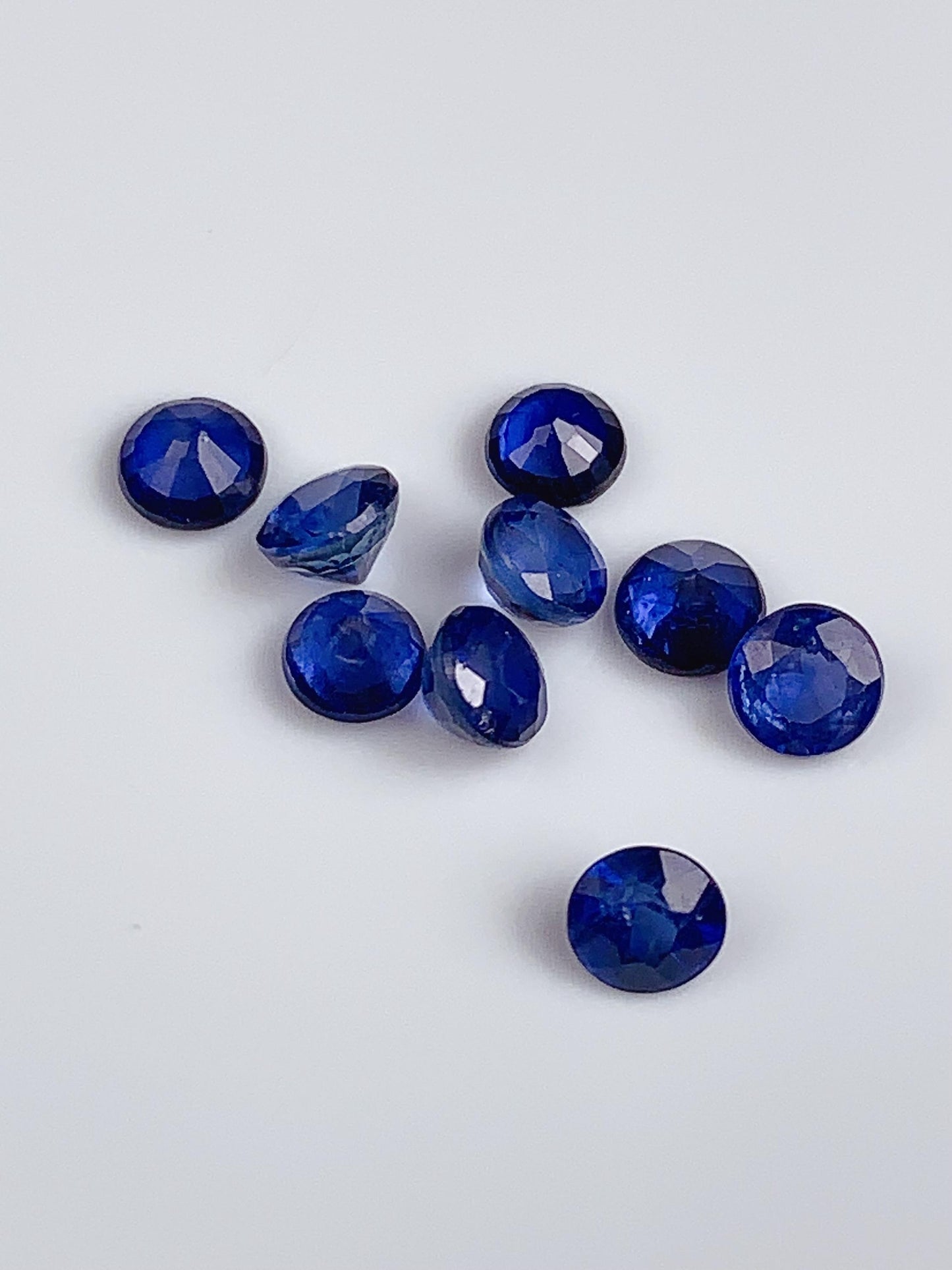 Natural Blue Sapphire Gemstone: Round Faceted Cut, Loose Gems (3-5mm)