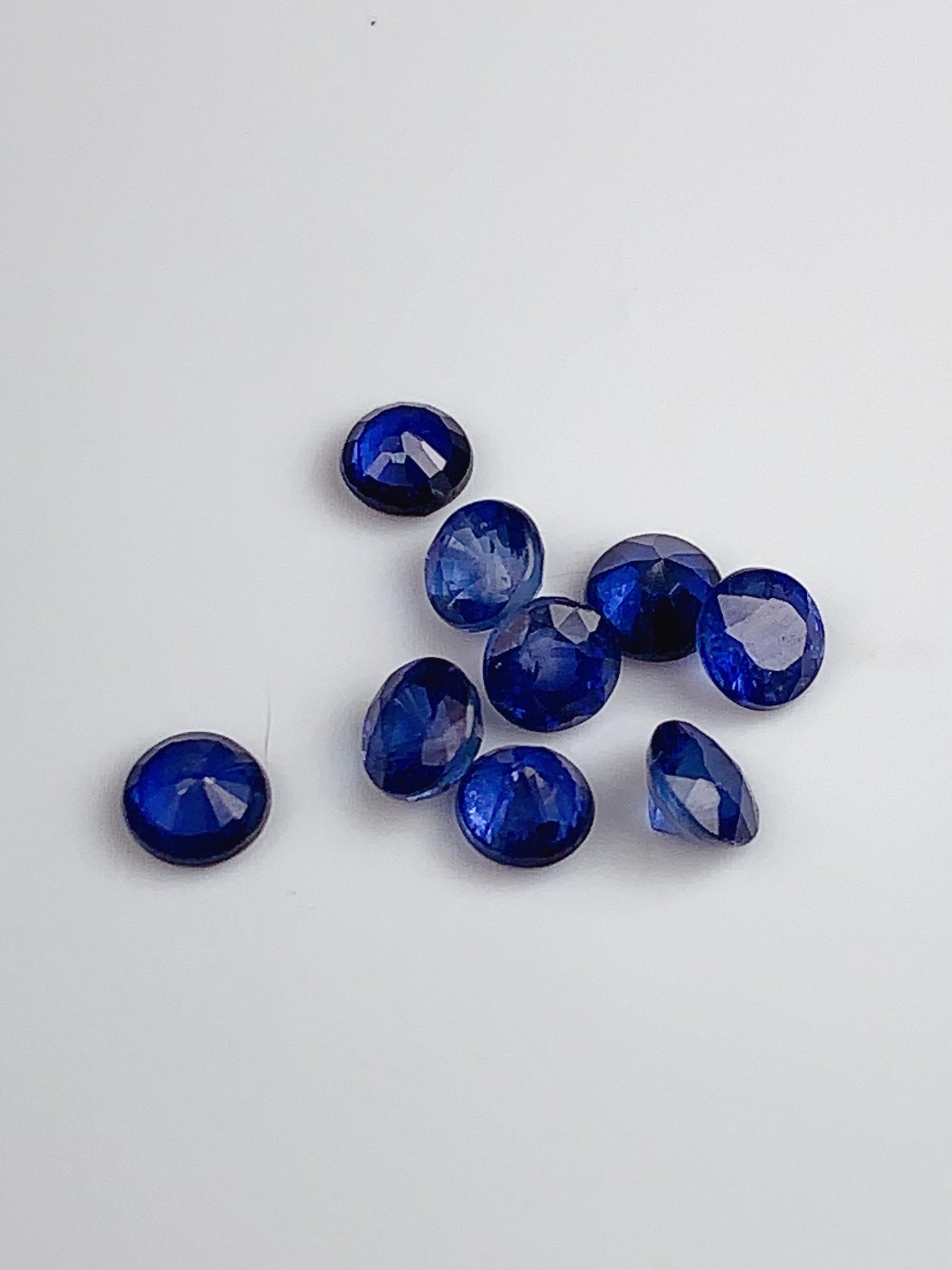 Natural Blue Sapphire Gemstone: Round Faceted Cut, Loose Gems (3-5mm)