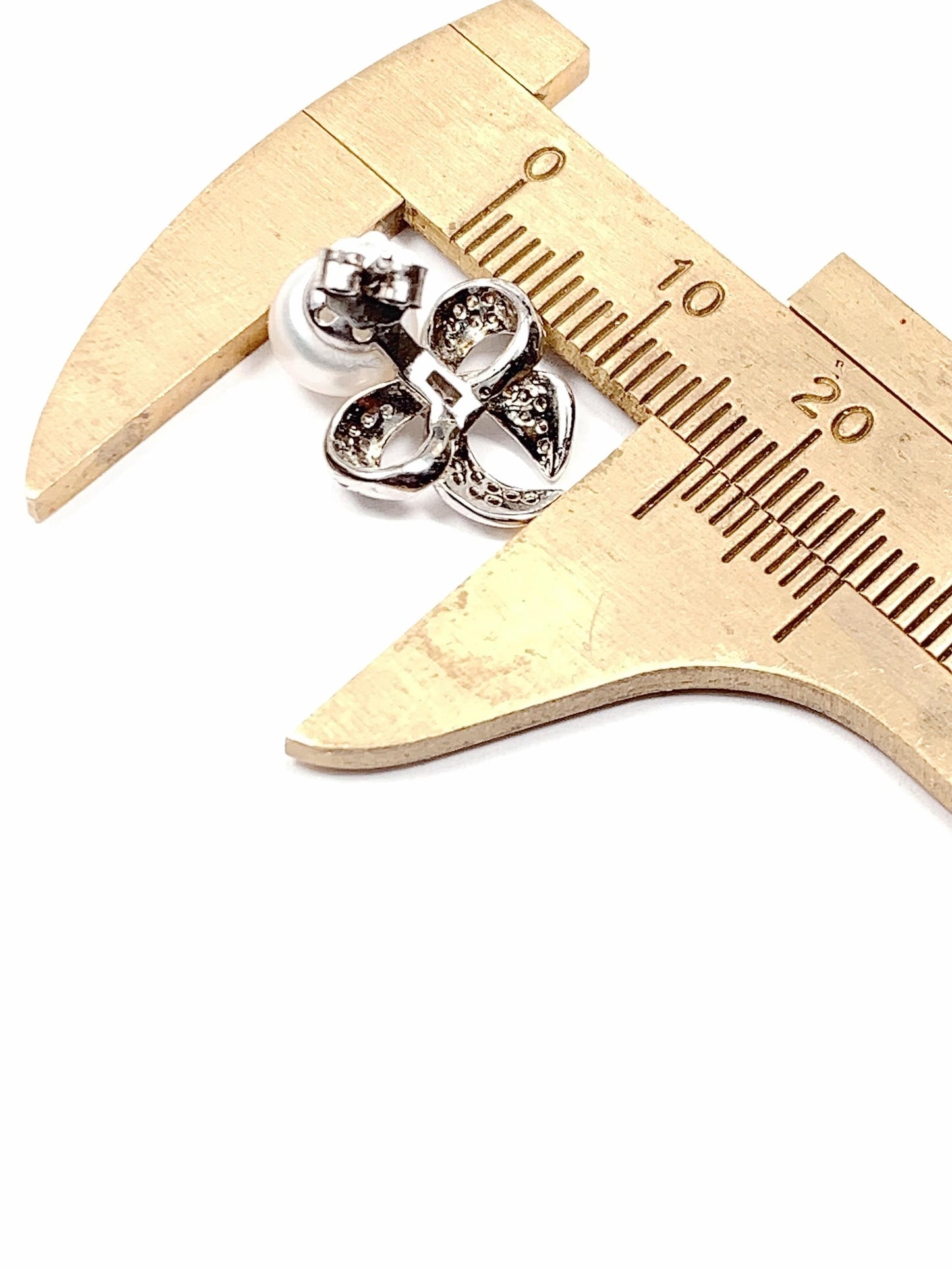Freshwater Pearl Earrings: 18K White Gold Plated Sterling Silver Bow Studs
